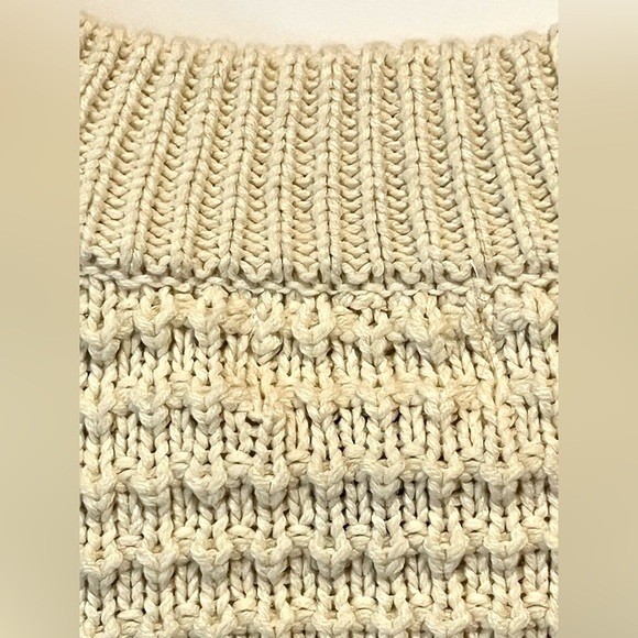 Universal Thread Women’s Cream Knit Warm Cozy Sweater Size Small - Picture 12 of 14